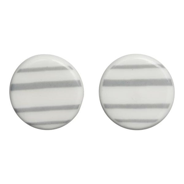 Nordahl Andersen porcelænsøreringe fra Andersen - Porcelæn kollektionen med runde, flade ørestikker og grå striber.